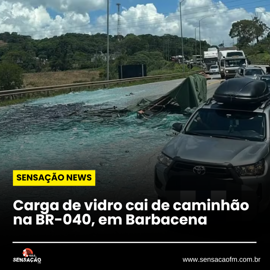 Carga de vidro cai de caminhão na BR-040, em Barbacena